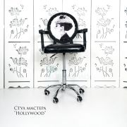 Стул мастера «Голливуд» Одри Хепбёрн в профиль на хромовом пятилучьи